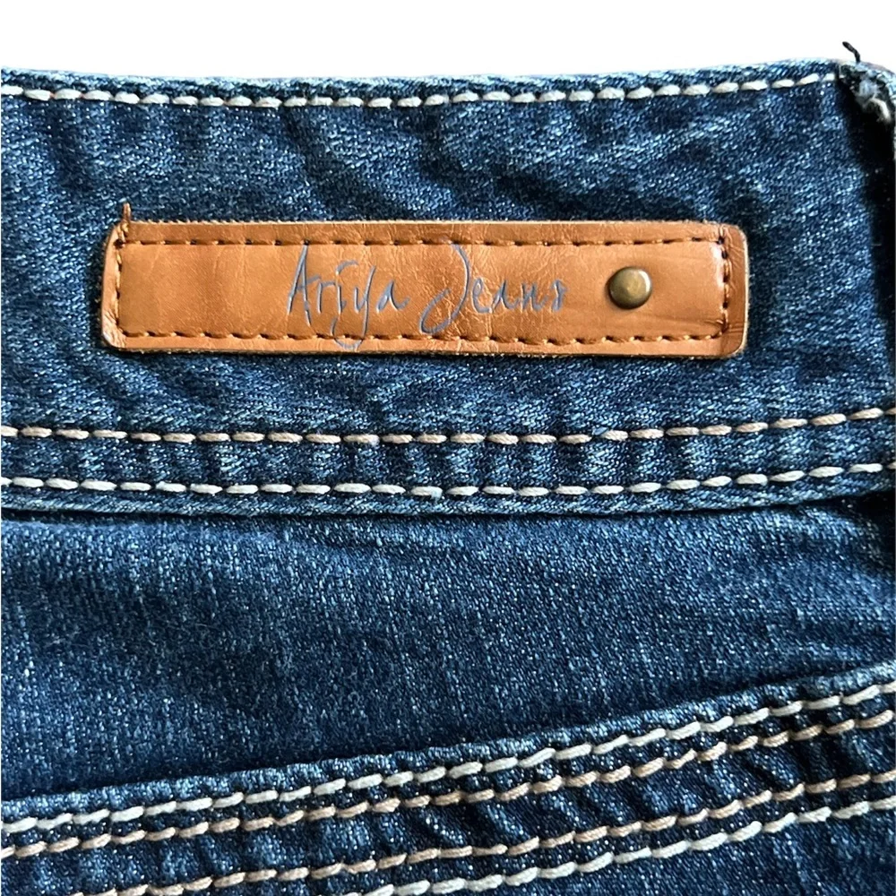 Ariya Jeans Women's Embroidered‎ Embellished Curvy Brand Bermuda Jean Shorts 7/8